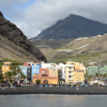 Tazacorte en La Palma con casas coloridas y puerto