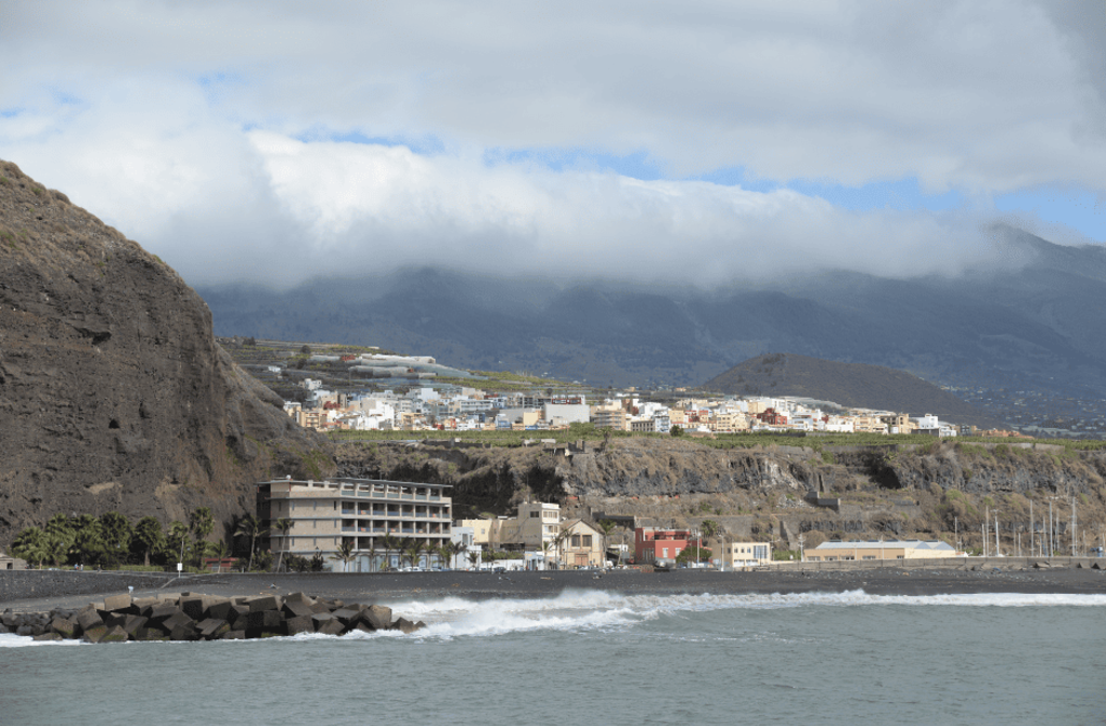 Tazacorte en La Palma con casas coloridas y puerto